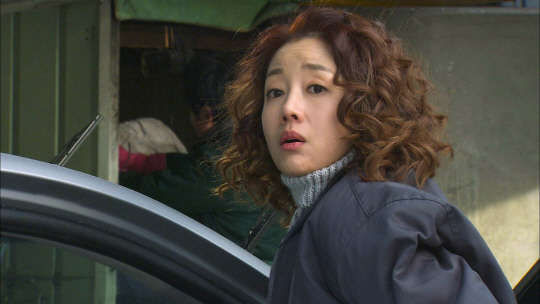 SBS는 5일 아침 8시30분 첫 방송하는 새 아침연속극 '황홀한 이웃'에서 윤손하가 투박한 점퍼를 입고 세차장에서 아르바이트를 하는 '남편바보' 억척녀 '공수래'역을 맡았다고 밝혔다.    SBS 제공
